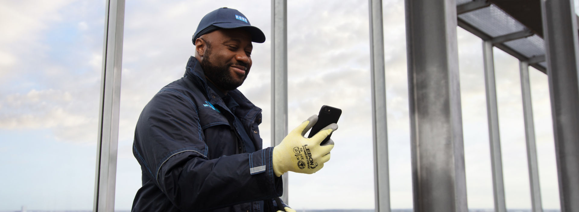 Technician coordinating a service visit by phone
